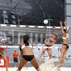 Beachgirls am Hauptbahnhof