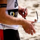 Beachvolleyball - Brille reinigen vom Sand