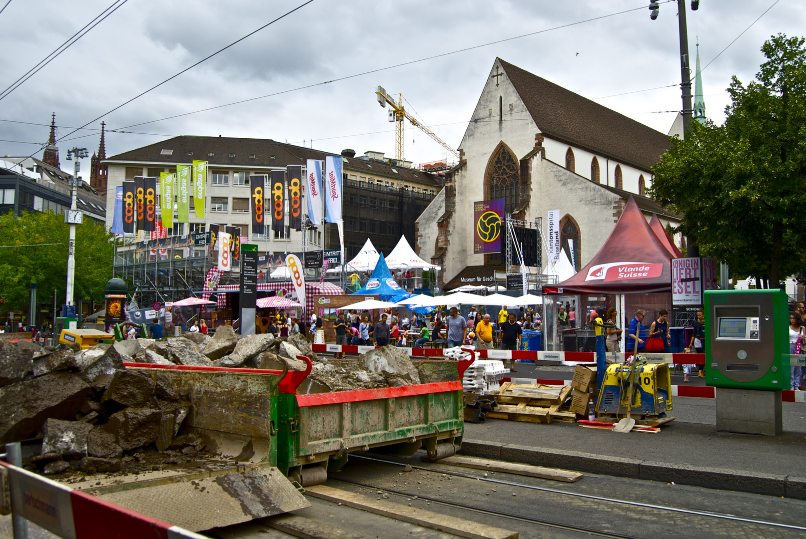 Beachvolleyball neben der Baustelle