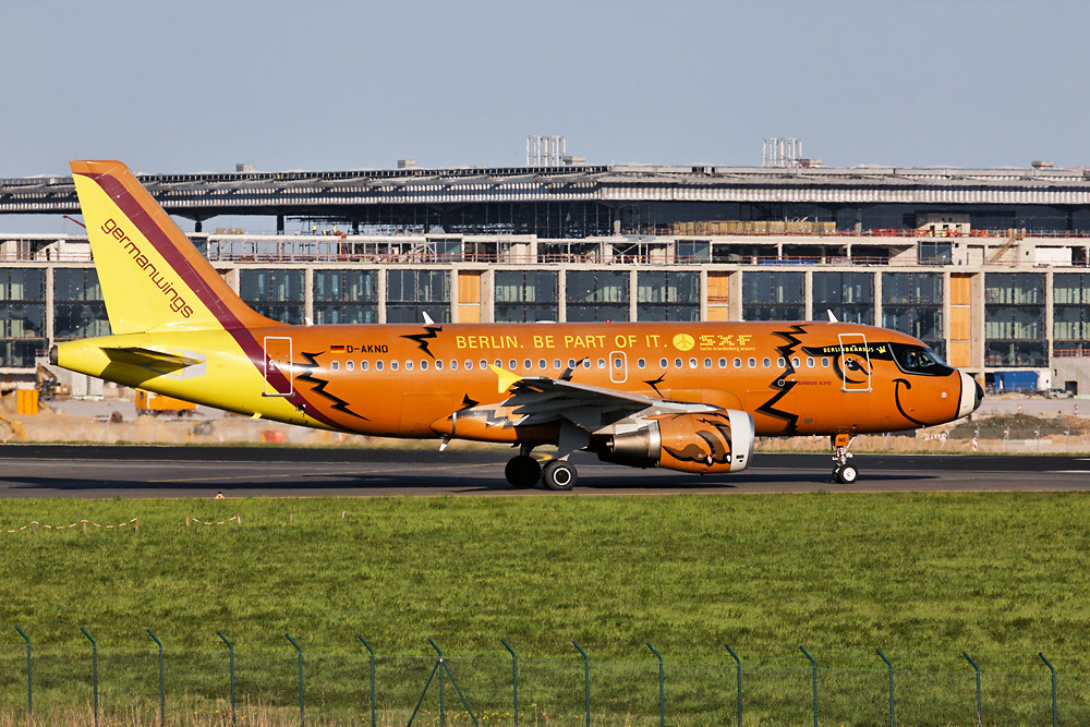 Bearbus vor dem neuen BBI Terminal