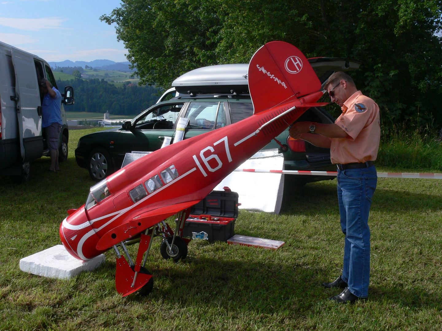 Beat Egli beim Aufbau seiner Lockheed Orion