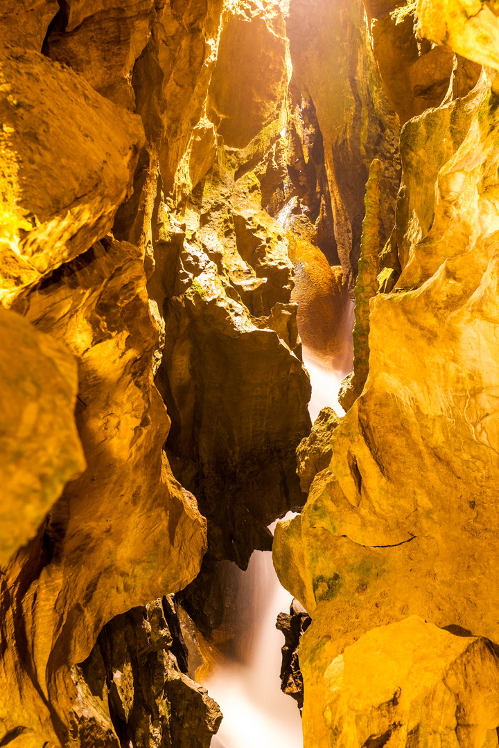 Beatus Caves 2