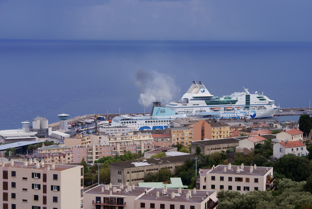 beau nuage sur le port