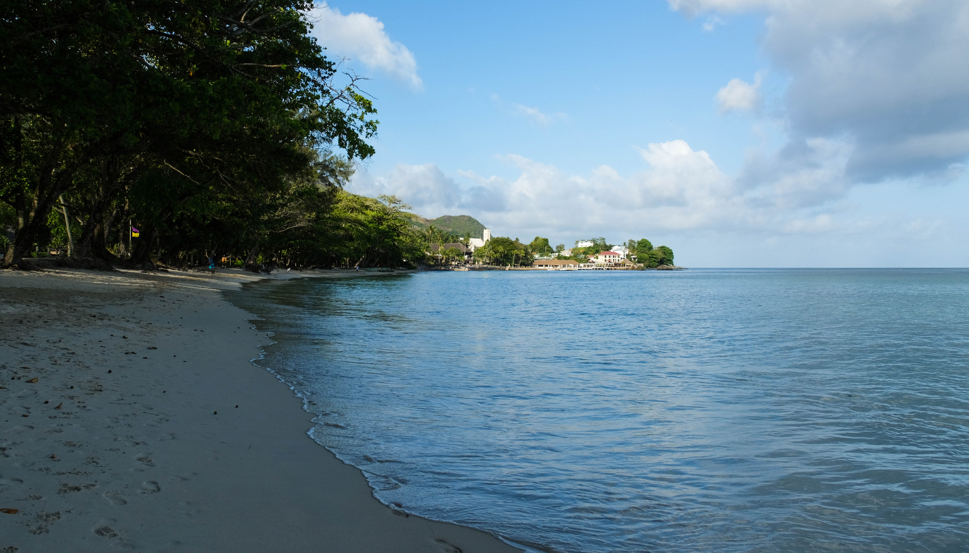 ...Beau Vallon mit Blick nach Bel Ombre...