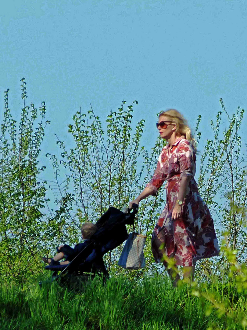  bébé, l'herbe tendre et jolie poussette ...