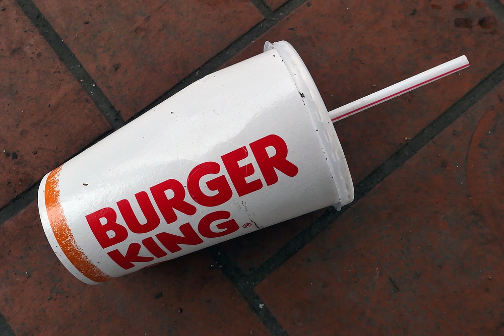 Becher: Der Rot-Weiße von Burger King mit Strohhalm im Stadtpark