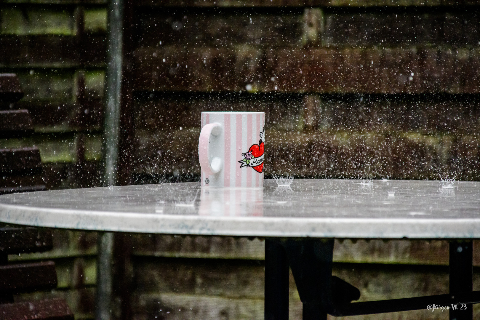 Becher im Regen