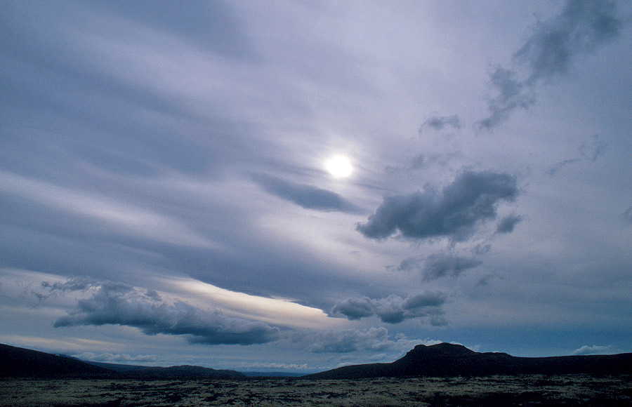 Bedeckter Himmel bei Surtshellir --- Island