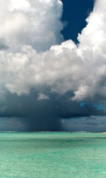 Bedrohende Wolken über Bora Bora (Korrektur zum Foto vom 11.6.03)