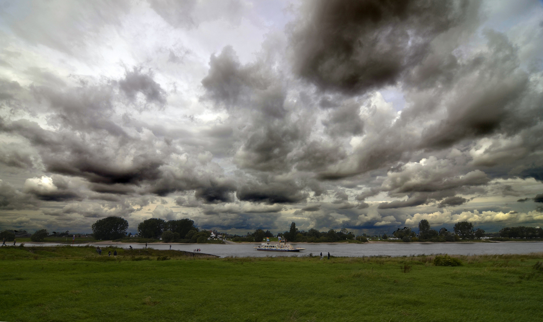 Bedrohliche Stimmung am Niederrhein