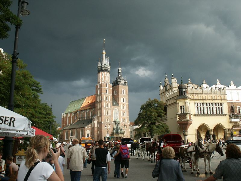 Bedrohliche Wolken über dem großen Markt in Krakau