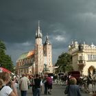 Bedrohliche Wolken über dem großen Markt in Krakau