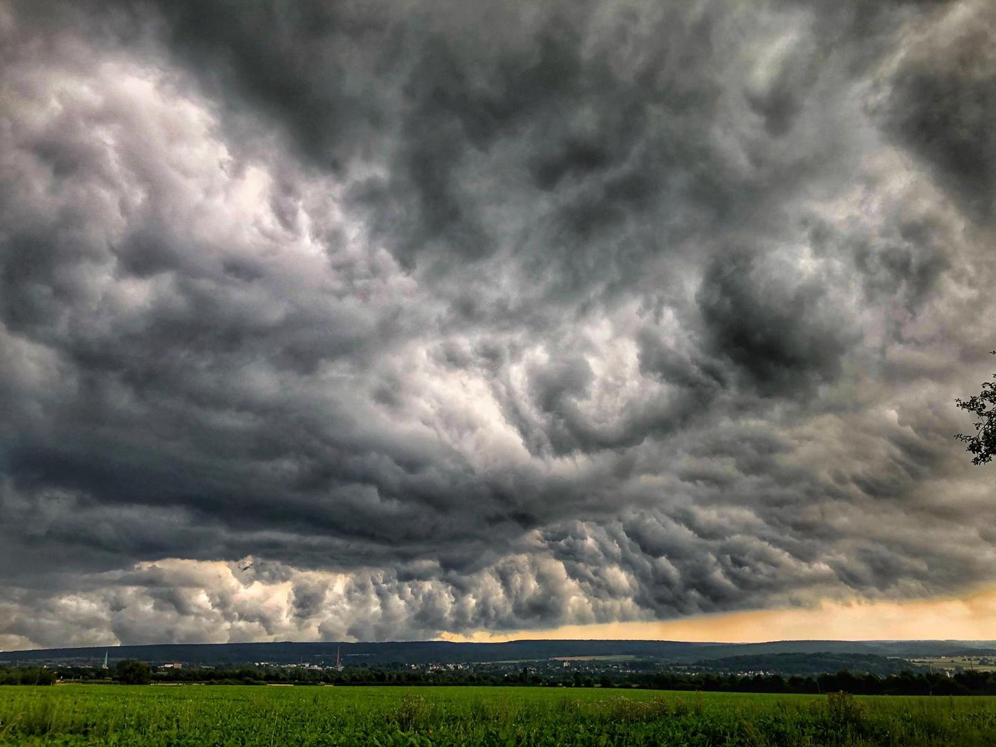 Bedrohliche Wolkenfront über Holzminden und dem Solling