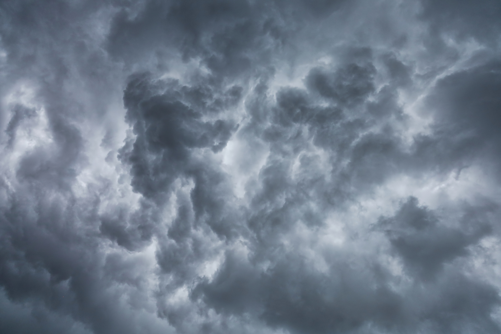 bedrohlicher Himmel kurz vor den ersten Tropfen  -  threatens sky just before the first raindrops