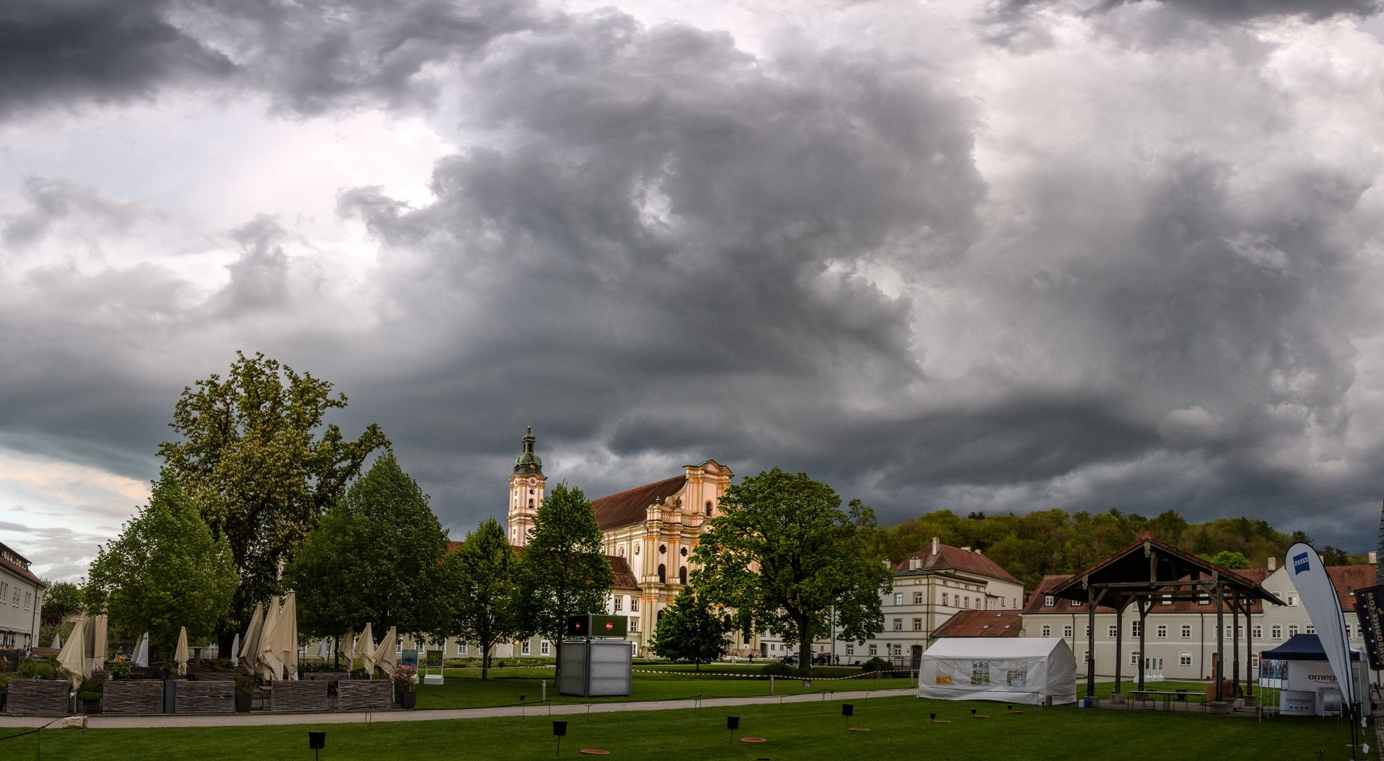 Bedrohung über dem Kloster