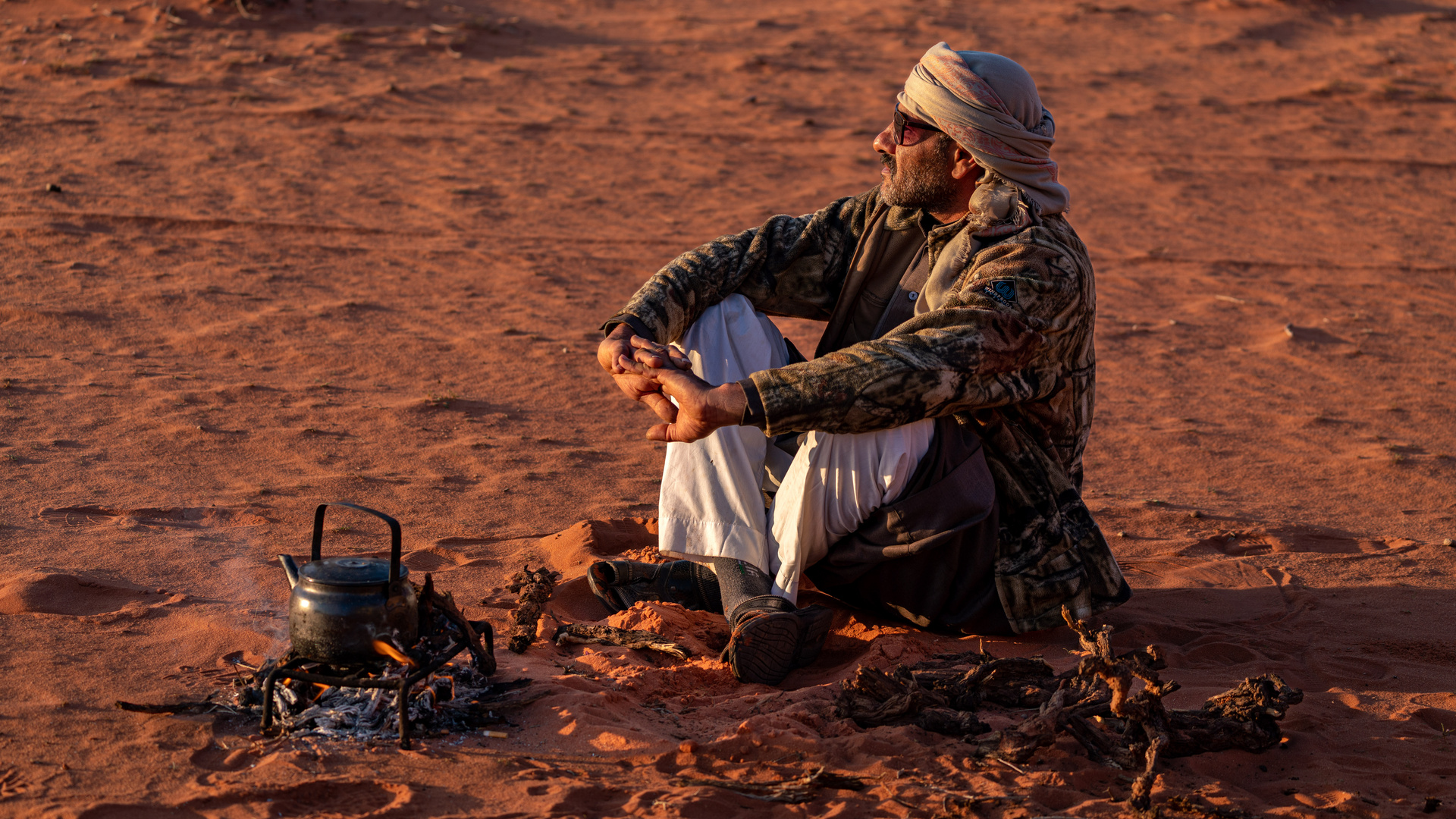 Beduine am Feuer im Wadi Rum