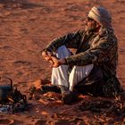 Beduine am Feuer im Wadi Rum