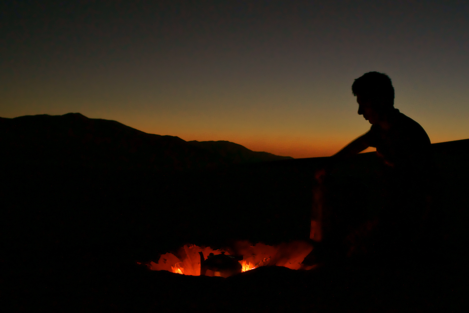 Beduine bereitet den Tee zu, in der Abenddämmerung der „Rub al-Khali“ Wüste / Oman