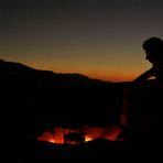 Beduine bereitet den Tee zu, in der Abenddämmerung der „Rub al-Khali“ Wüste / Oman