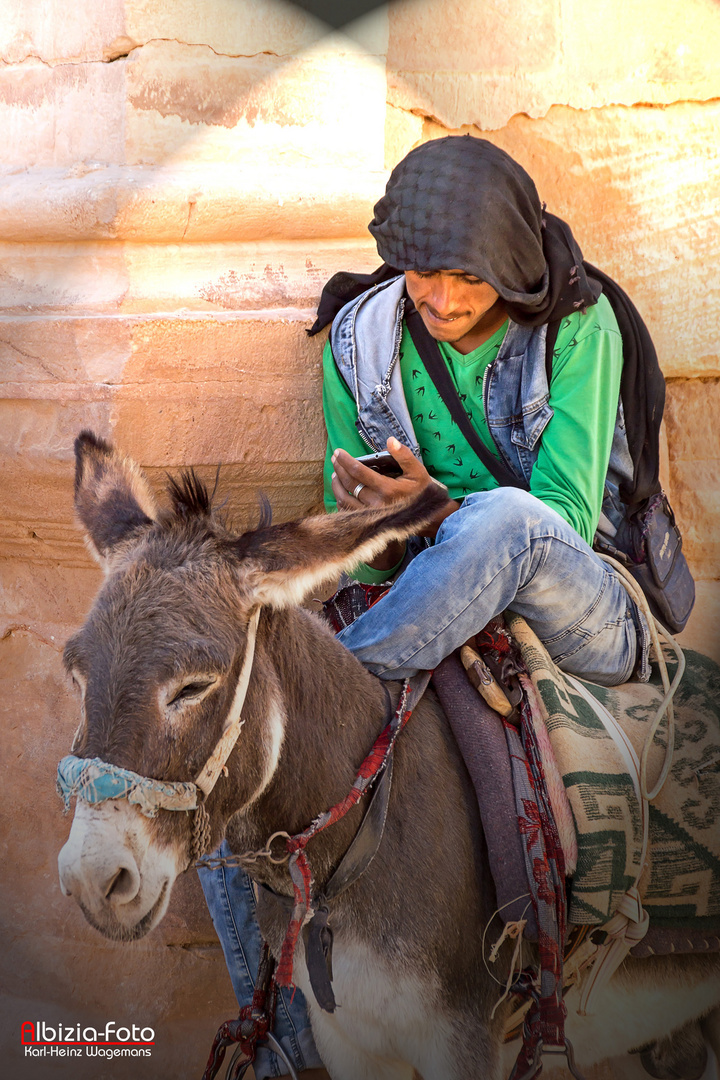 Beduine mit Smartphone - Petra, Jordanien