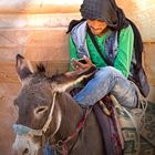 Beduine mit Smartphone - Petra, Jordanien