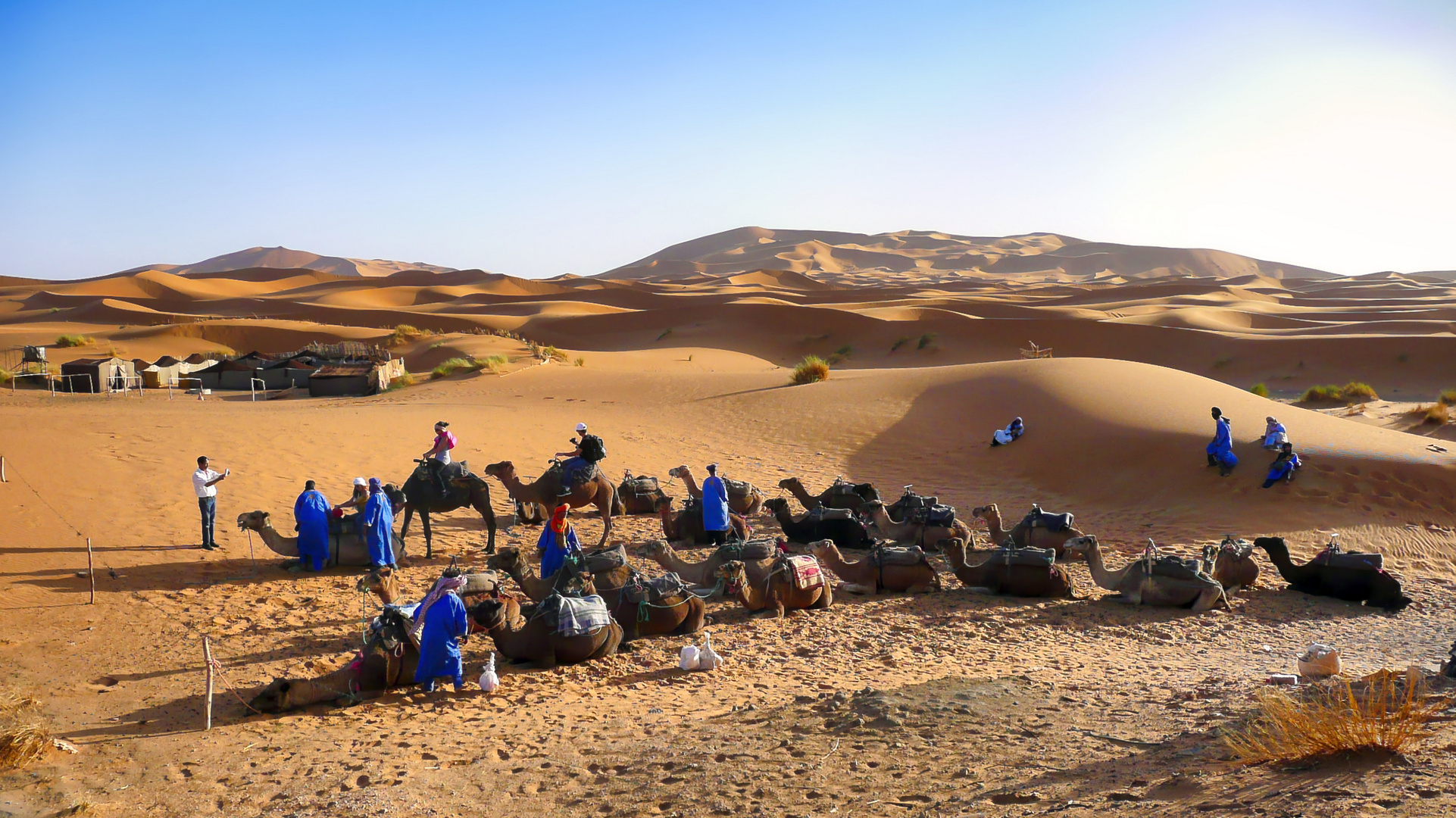 Beduinen warten auf Kundschaft im Erg Chebbi