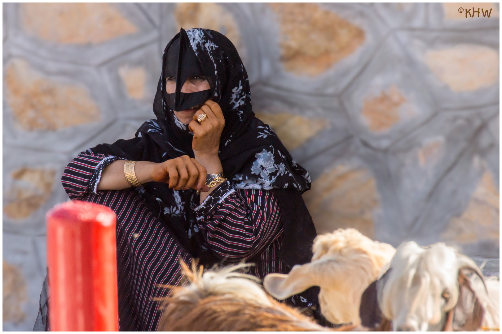 Beduinenfrau auf dem Viehmarkt in Nizwa (Oman)