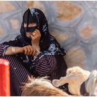 Beduinenfrau auf dem Viehmarkt in Nizwa (Oman)