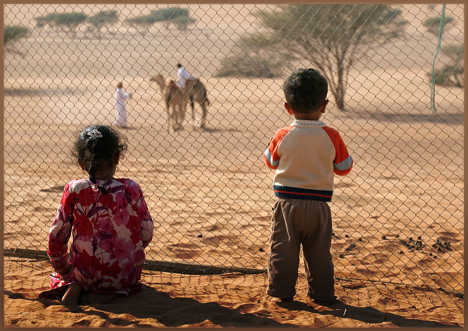 Beduinenkinder in der Wüste in Oman