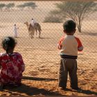 Beduinenkinder in der Wüste in Oman