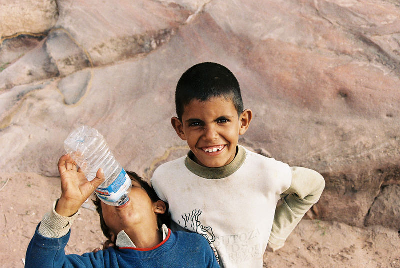 beduinenkinder in petra