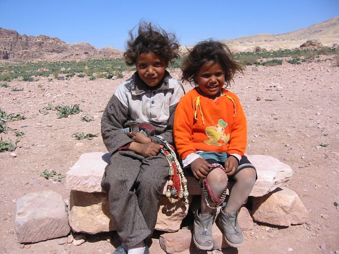 Beduinenschwestern in der Felsenstadt Petra