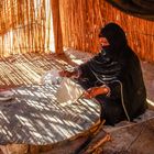 Beduinin beim Brot machen