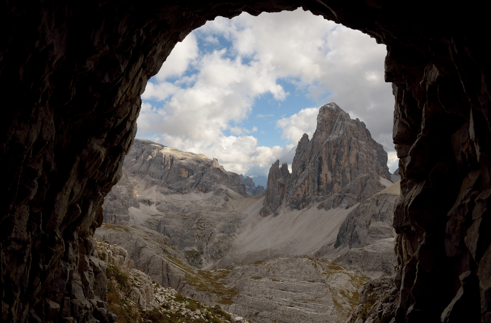 Beeindruckend ist der Anblick des 3094 m hohen Zwölfer beim Ausgang am Ende des Stollens.