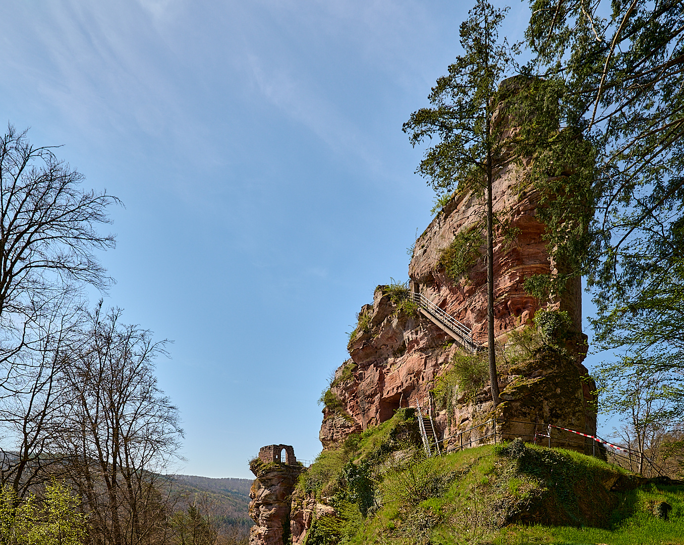 Beeindruckend ist die Burgruine Froensburg / Elsass, ein ehemaliges Raubritternest...