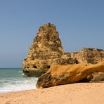  Beeindruckend schön ist die Steilküste bei Praia da Marinha.