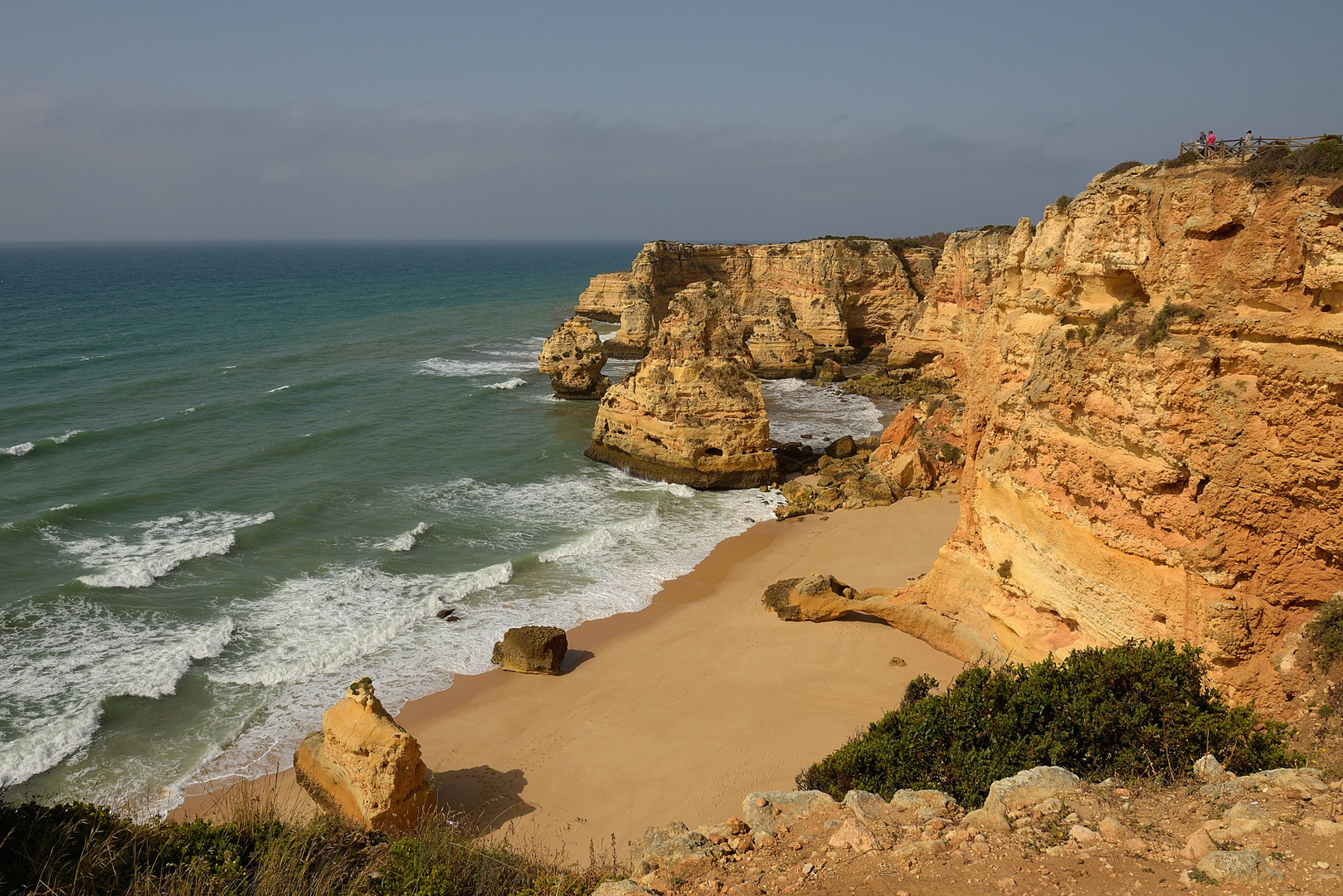 Beeindruckend schön ist die Steilküste bei Praia da Marinha.