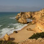 Beeindruckend schön ist die Steilküste bei Praia da Marinha.