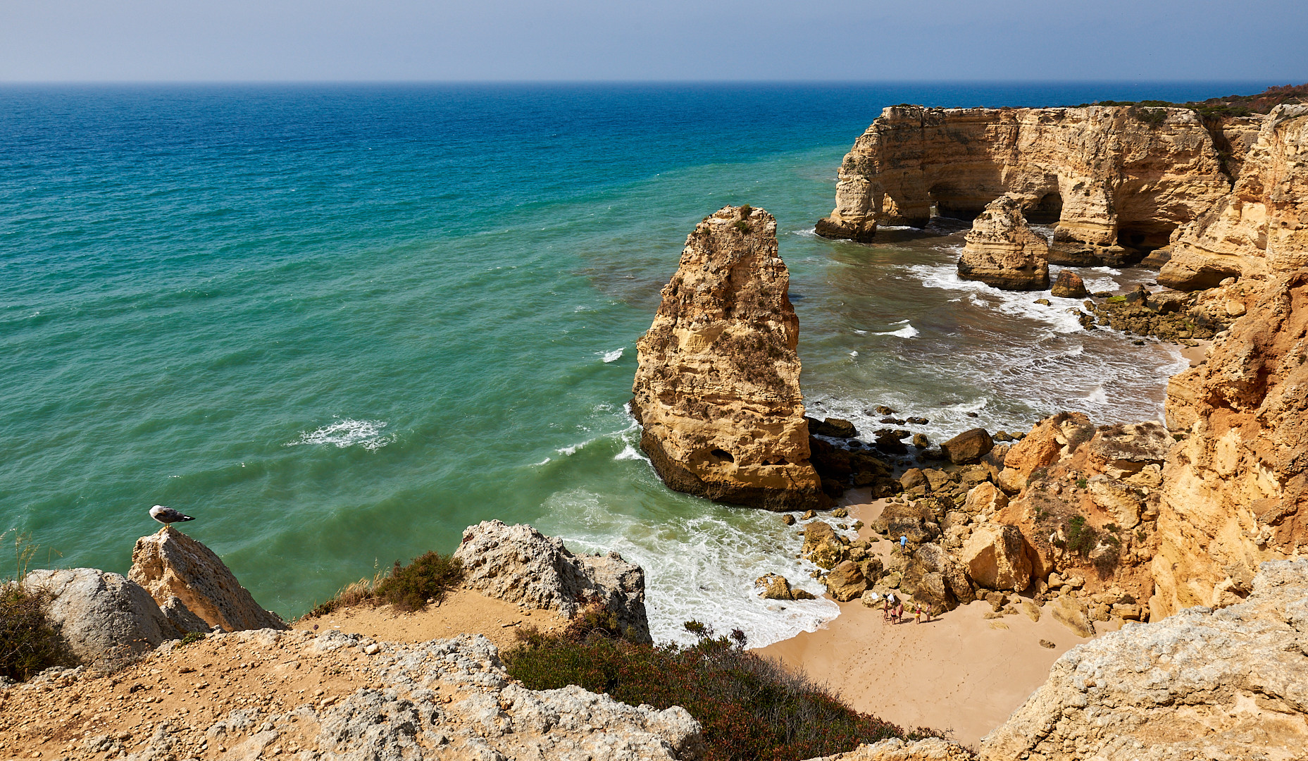 Beeindruckend sind die bis zu 30 Meter hohen Felsen an der Praia da Marinha (Algarve). 