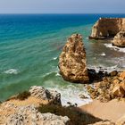 Beeindruckend sind die bis zu 30 Meter hohen Felsen an der Praia da Marinha (Algarve). 