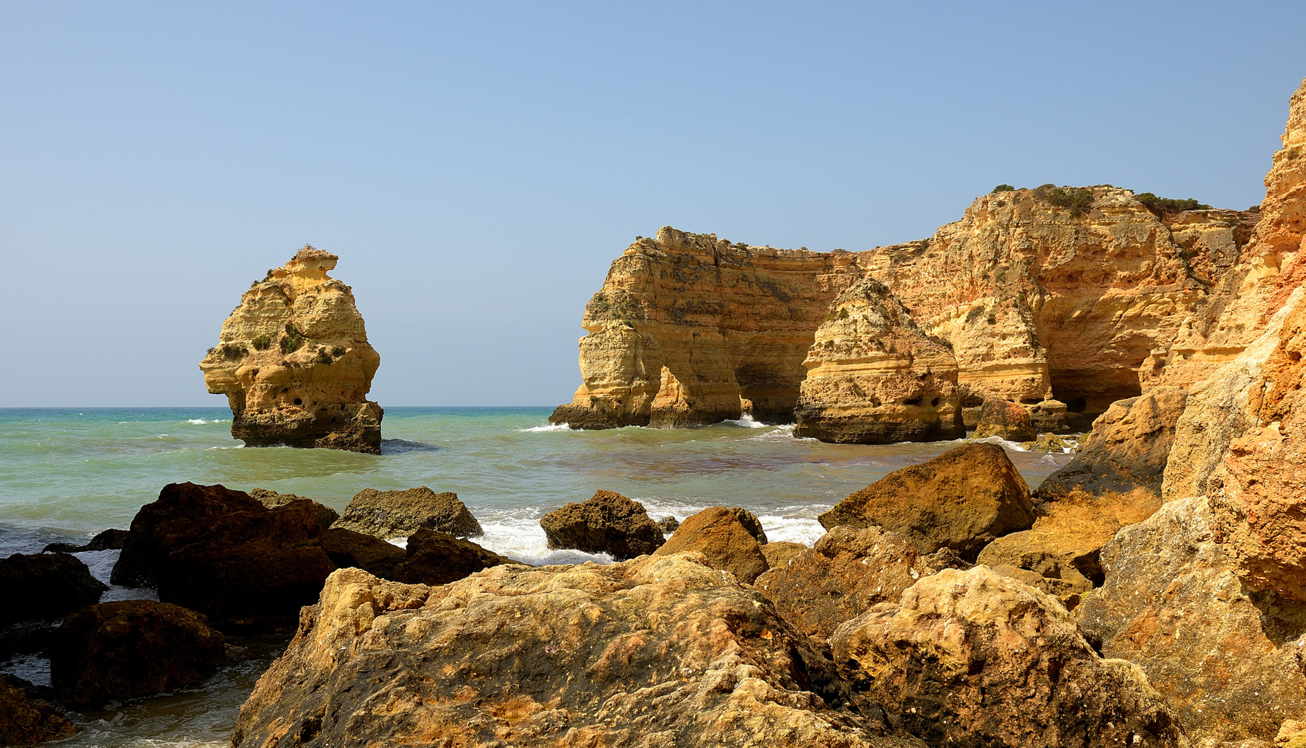 Beeindruckend sind die bis zu 30 Meter hohen Felsen an der Praia da Marinha, für mich die....