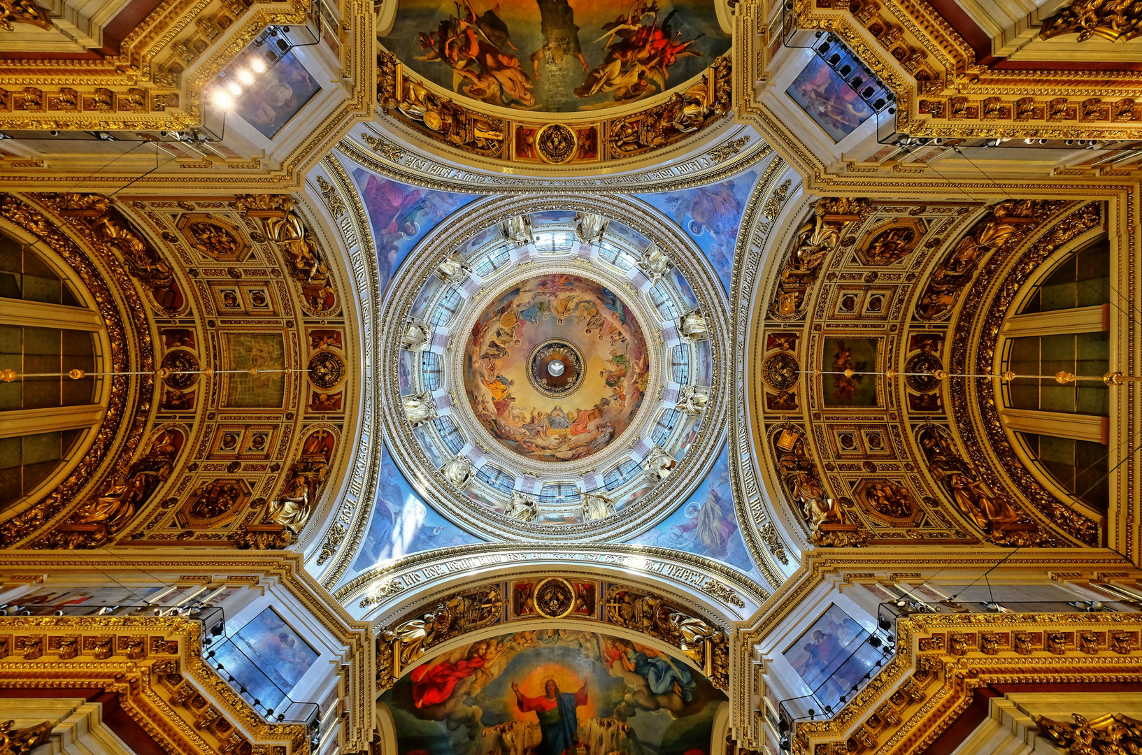 Beeindruckende Deckenkonstruktion der Isaakskathedrale in Petersburg