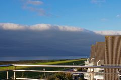 Beeindruckende Wolkenkante über dem Wattenmeer vor Cuxhaven-Duhnen