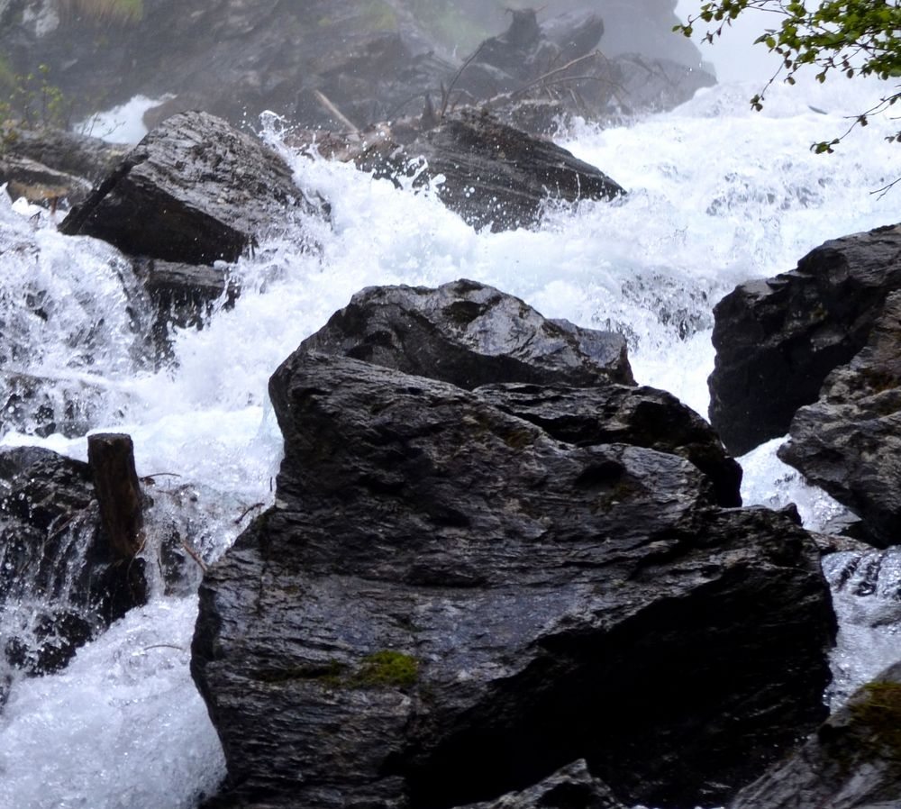 Beeindruckender Fels am Wasserfall!