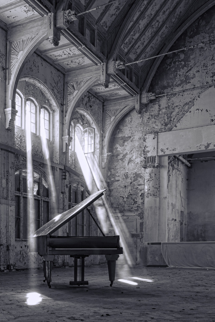 Beelitz Heilstätten 2015 - Einsames Klavier im Morgenlicht -