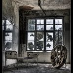Beelitz-Heilstätten ::: Chirurgie ::: Zimmer mit Bett und Lampe