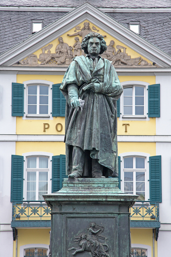 Beethovendenkmal auf dem Bonner Marktplatz vor dem Postamt
