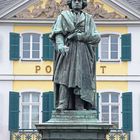 Beethovendenkmal auf dem Bonner Marktplatz vor dem Postamt