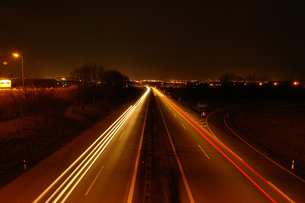 befahrene Autobahn bei Nacht