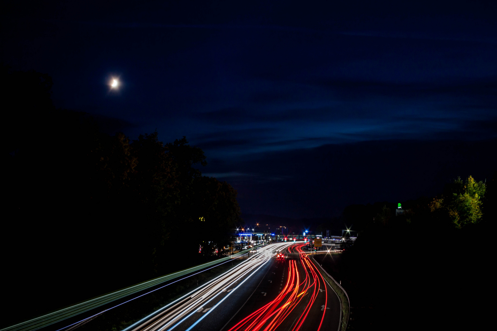 Befahrene Straße bei Nacht